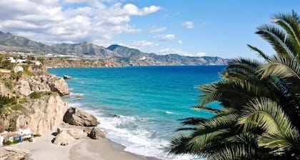 Beautiful apartment overlooking the Mediterranean Sea and a few minutes' walk to the beach.