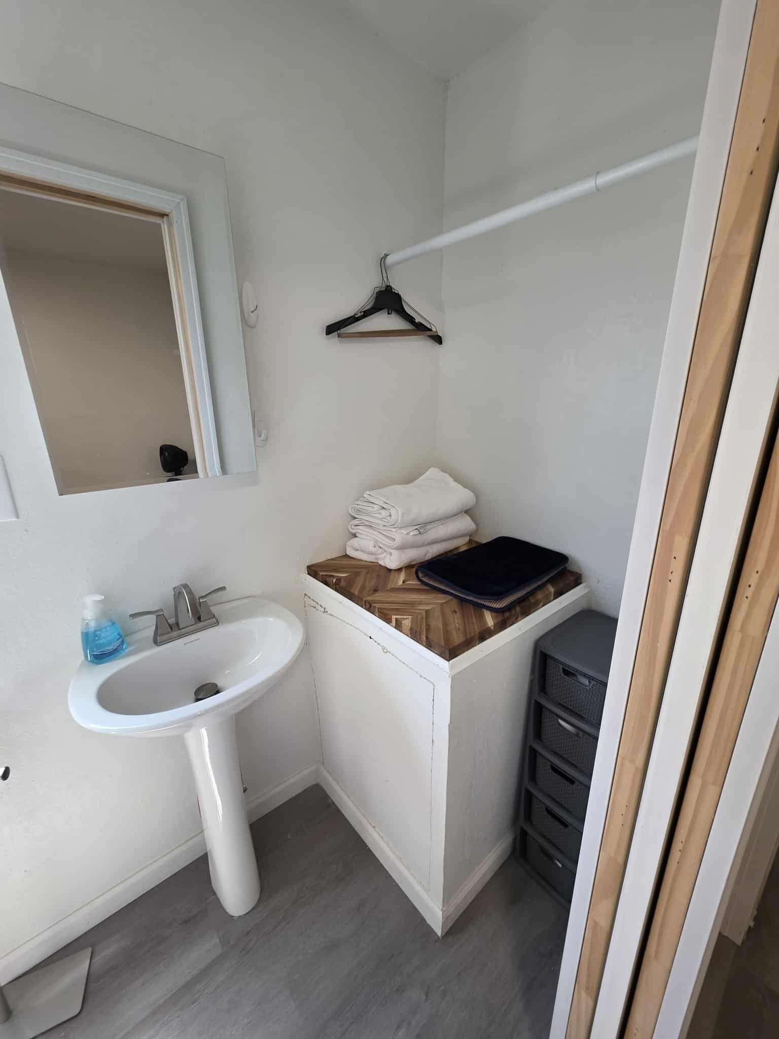 Douche, serviettes fournies, savon, papier toilette