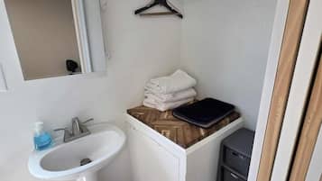 Douche, serviettes fournies, savon, papier toilette