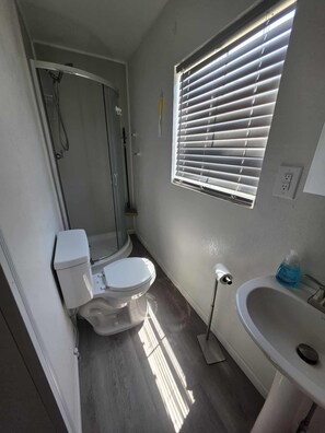 Douche, serviettes fournies, savon, papier toilette