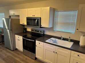 Microwave, oven, stovetop - The Relaxing House - Quiet 2 Bedroom Home (Raymond)