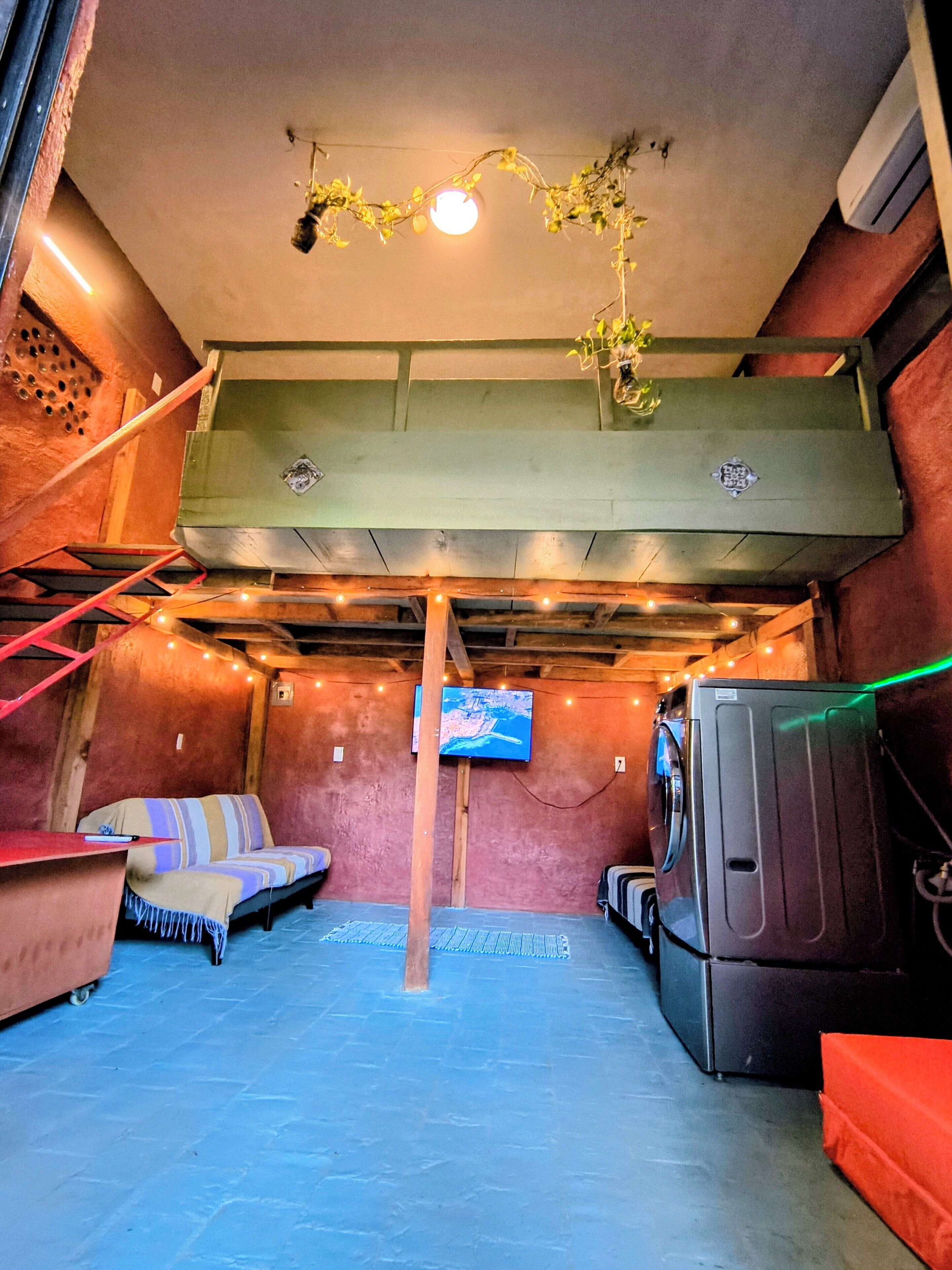 디럭스 아파트 | 거실 공간 | 디지털 채널 시청이 가능한 55인치 스마트 TV