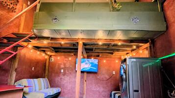 Deluxe-Apartment | Wohnbereich | 55-Zoll-Smart-TV mit Digitalempfang