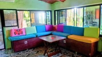 Casa familiar, vista a la alberca | Área de sala de estar | Smart TV de 55 pulgadas con canales digitales
