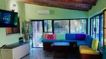 Maison Familiale, vue piscine | Coin séjour | TV connectée de 55 pouces avec chaßnes numériques
