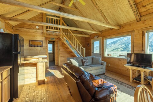 Sheep Creek Cabin B is a cozy retreat offering stunning views: PRIME LOCATION