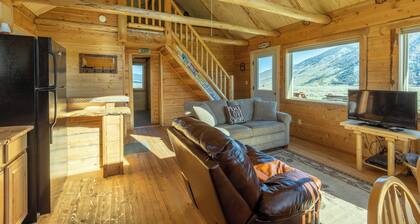 Sheep Creek Cabin B is a cozy retreat offering stunning views: PRIME LOCATION