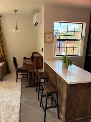 Interior - Charming 1-bdrm/1-bath casita. Located in beautiful Cobo Catalina neighborhood. (Tucson)