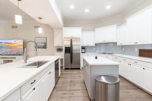 Private kitchen - The Crystal Breeze House (Palm Harbor)