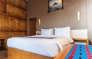 Superior kamer, uitzicht op bergen | Een bureau