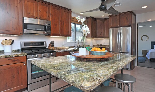 Microwave, oven, stovetop, dishwasher - Charming pet friendly house in tranquil Sedona with garage for bikes. (Sedona)