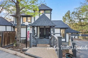 Exterior - Margaritaville - Private Suite w/ TV, extra couch! - Unit 2 (Osage Beach)