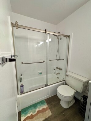 Hair dryer, towels, toilet paper - Charming 2-bedroom house in amazing Encinitas (Encinitas)