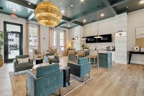 Lobby sitting area - Luxurious Apartments - Pool Gym Bikes (Yulee)