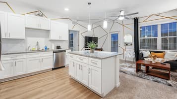 Luxury Apartment, 3 Bedrooms, Pets Allowed, Corner | Room amenity