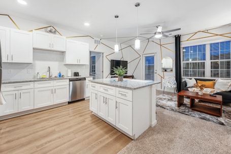 Luxury Apartment, 3 Bedrooms, Pets Allowed, Corner | Room amenity