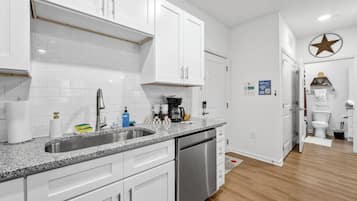 Luxury Apartment, 1 Bedroom, Pets allowed | Private kitchen