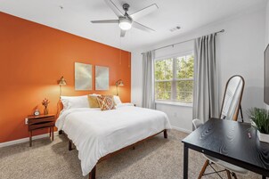Apartamento superluxo, 1 quarto, aceita animais de estimação | Roupas de cama premium, escrivaninha, espaço de trabalho para notebook