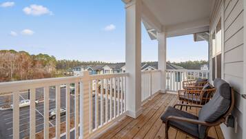 Luxury Apartment, 3 Bedrooms, Pets Allowed, Corner | Room amenity