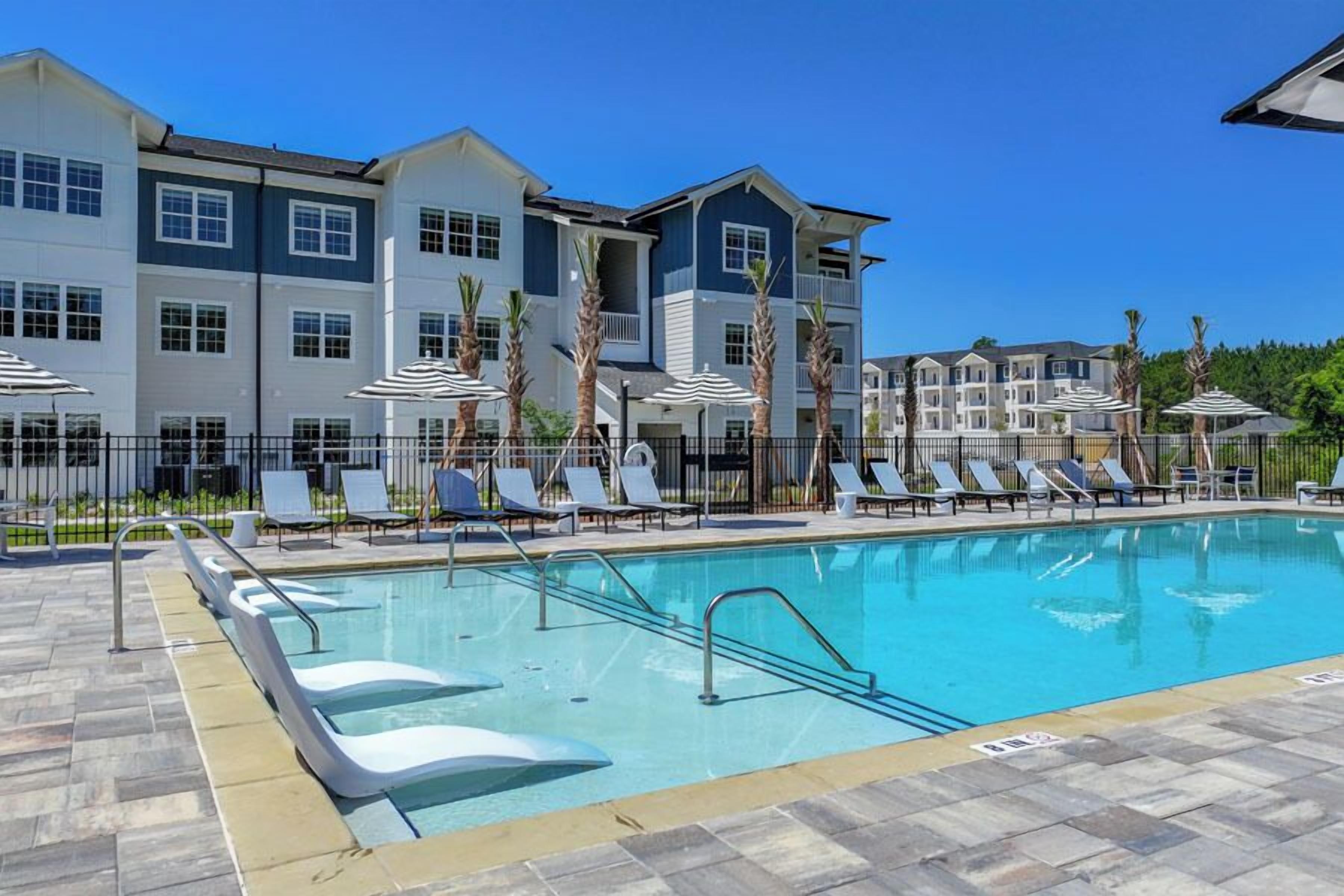 Piscine extérieure, accès possible de 9 h à 19 h, parasols