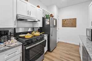 Departamento de lujo, 1 habitación, acceso para personas con movilidad reducida, planta baja | Cocina privada | Refrigerador con congelador, microondas, horno y parrilla de estufa