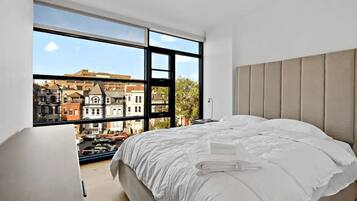 2 bedrooms, iron/ironing board, internet, bed sheets