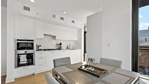Kaffetrakter/tekoker, kjøleskap, mikrobølgeovn og ovn