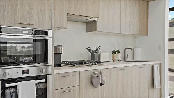 ثلاجة، ميكروويف، غسالة أطباق، ماكينة لصنع القهوة/الشاي