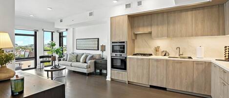 冰箱、微波炉、烤箱、炉灶