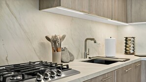 ثلاجة، ميكروويف، فرن، موقد طهي مسطح