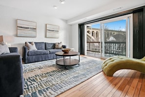 Smart TV, fireplace - Georgetown 4BR Waterfront Townhome | Potomac Views & Parking (Washington)