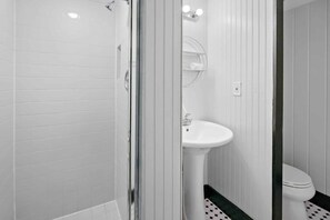 Shower, hair dryer, towels - Georgetown 4BR Waterfront Townhome | Potomac Views & Parking (Washington)