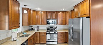 6449 Maplewood · Cheerful | 5 bedroom | Free Park | Center | Sunny