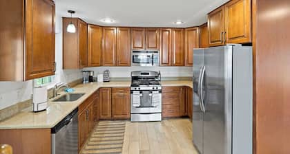 6449 Maplewood · Cheerful | 5 bedroom | Free Park | Center | Sunny