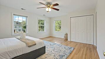 5 bedrooms, iron/ironing board, internet, bed sheets