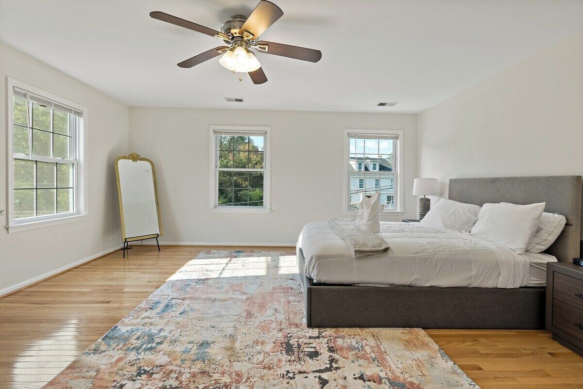 5 bedrooms, iron/ironing board, internet, bed sheets