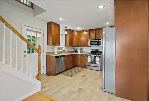 6449 Maplewood · Cheerful | 5 bedroom | Free Park | Center | Sunny