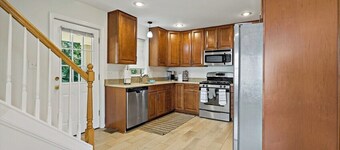6449 Maplewood · Cheerful | 5 bedroom | Free Park | Center | Sunny