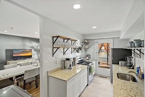Frigorífico, microondas, horno y placa de cocina