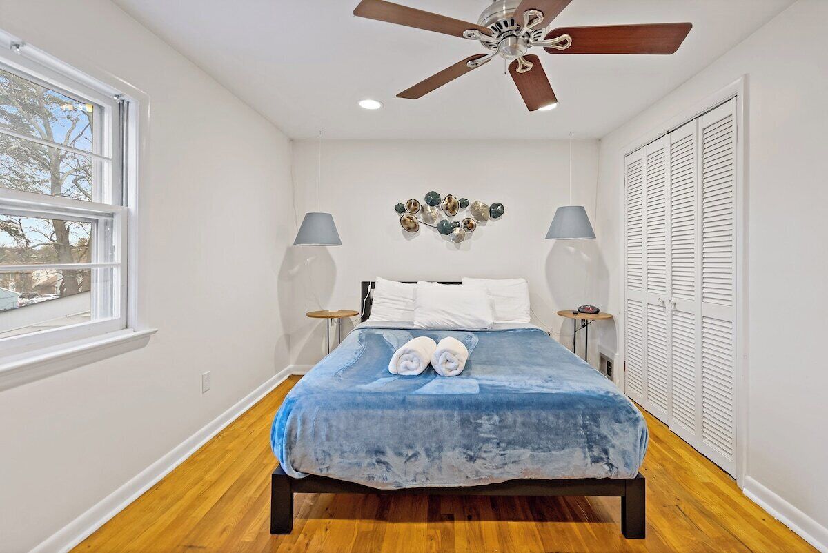 Iron/ironing board, internet, bed sheets