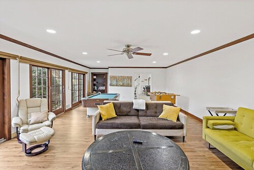 Private 4BR Tysons Home | Game Room, Deck & Parking