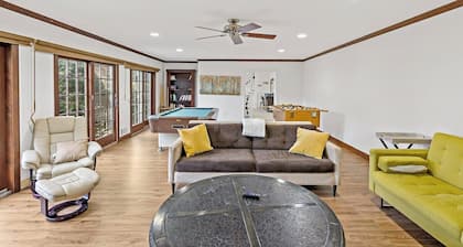 Private 4BR Tysons Home | Game Room, Deck & Parking