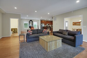 Smart TV - Wooten FULL · The Ultimate Luxury | Yard | Jacuzzi | Garage (Falls Church)