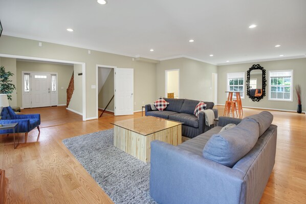 Smart TV - Wooten FULL · The Ultimate Luxury | Yard | Jacuzzi | Garage (Falls Church)