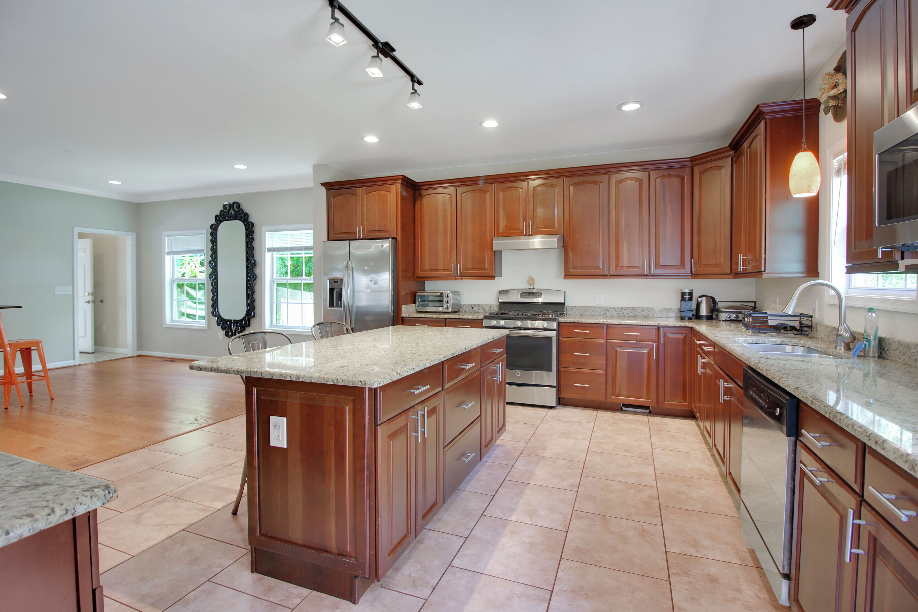 Réfrigérateur, four à micro-ondes, un four, surface de cuisson