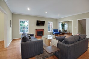 Smart TV - Wooten FULL · The Ultimate Luxury | Yard | Jacuzzi | Garage (Falls Church)