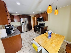 Microwave, oven, stovetop, dishwasher - Wonderful 3-bedroom house in Cheektowaga (Cheektowaga)