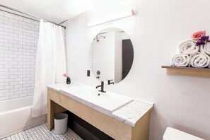 Secador de cabelo, toalhas de banho