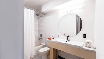 Sèche-cheveux, serviettes fournies