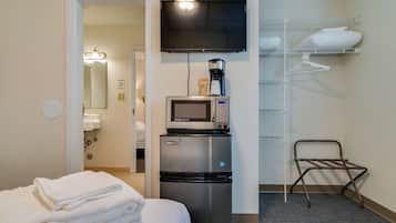 2 habitaciones, tabla de planchar con plancha, internet y ropa de cama